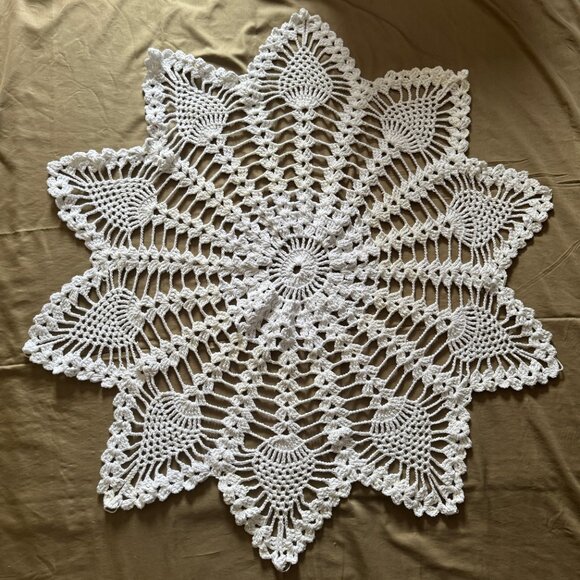 Handmade crochet table cloth - Picture 1 of 1